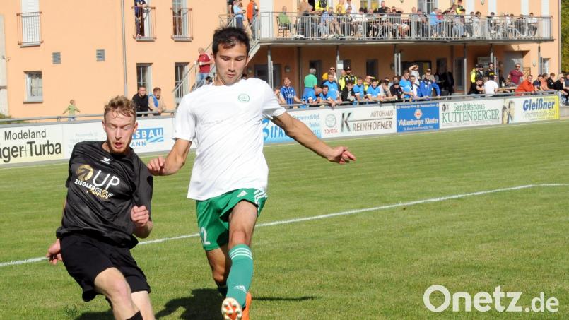 Der FC Tirschenreuth (links Lukas Schön) besiegte am vergangenen Sonntag den SV Mitterteich II (rechts Timur Bektemirov) mit 2:1. Am elften Spieltag gastiert der FC beim TSV Bärnau, die Landesliga-Reserve reist zu Union Selb. Archivbild: hho