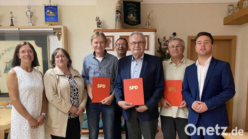 Für 50 Jahre Mitgliedschaft in der SPD wurden Klaus Gerber, Georg Pfannenstein und Josef Preßl im Beisein von Bezirkstagskandidatin Karin Frankerl, MdB Marianne Schieder und Landtagskandidaten Peter Wein geehrt. Bild: SPD Pfreimd/exb