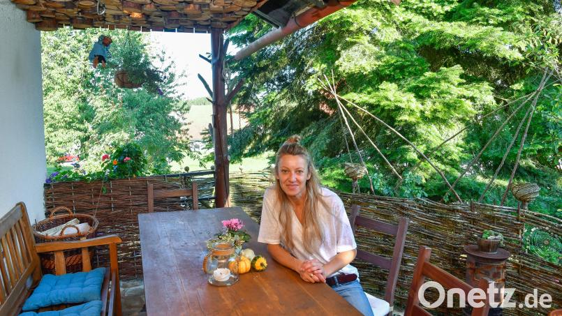 Sandra Zimmermann auf ihrer Terrasse. Das Dach besteht aus Holzscheiben, die sie selbst angebracht hat. Bild: Petra Hartl