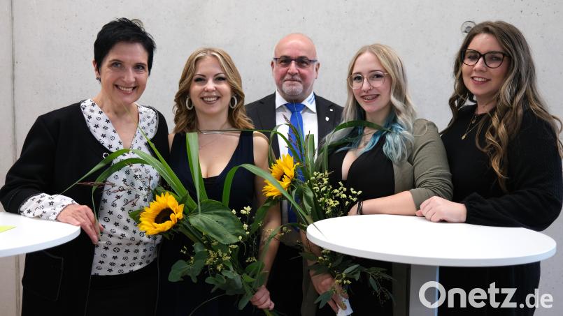 Die Friseur-Innung ehrt bei der Freisprechung die erfolgreichsten Absolventen. Das Bild zeigt (von links) Lisa Hermann, Inka Wilhelm, Bernhard Dräxler, Sophie Jetschmann und Kristina Ride. Bild: Hirsch/exb