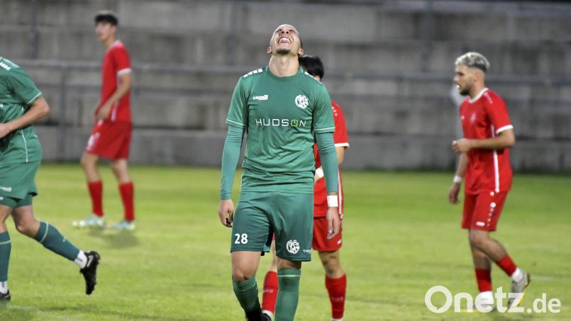 Wieder eine klare Chance vergeben: Salah El Berd von der DJK Gebenbach hadert bei der 1:3-Niederlage gegen Feucht mit dem Schicksal. Kehrt seine Mannschaft bei Fortuna Regensburg in die Erfolgsspur zurück? Bild: Hubert Ziegler