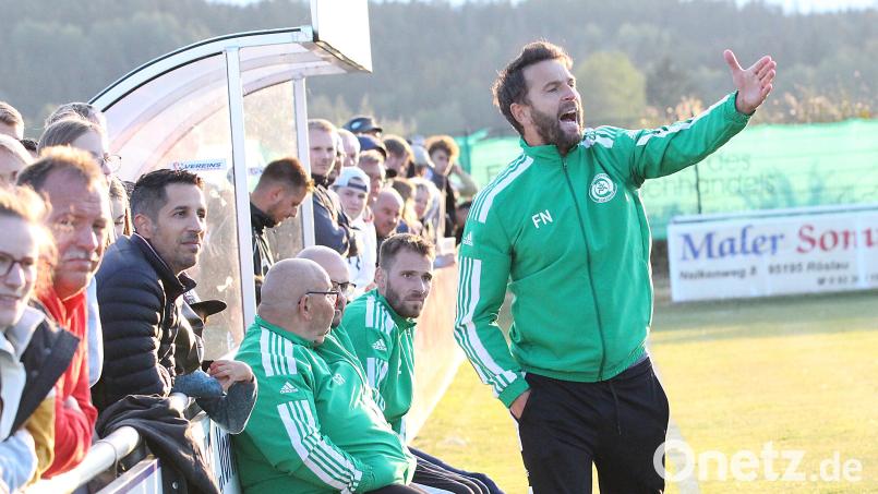 Mitterteichs Trainer Frantisek Nedbaly (rechts) war nach dem 0:3 in Großschwarzenlohe stinksauer. Archivbild: Peter Perzl