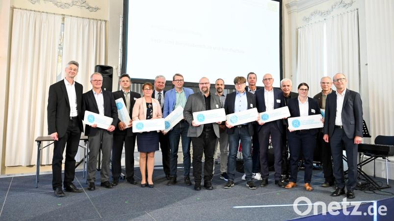 Kultusminister Michael Piazolo (links) bei der Prädikatsverleihung mit Vertretern von ausgezeichneten Schulen. Für die Europa-Berufsschule Weiden nahm Martina Auer-Bertelshofer (Vierte von links) die Plakette entgegen. Mit ihr nach München gereist war Karl Siegert, Fachbetreuer Elektrotechnik (nicht im Bild). 
 . Bild: Tobias Hase / stmuk