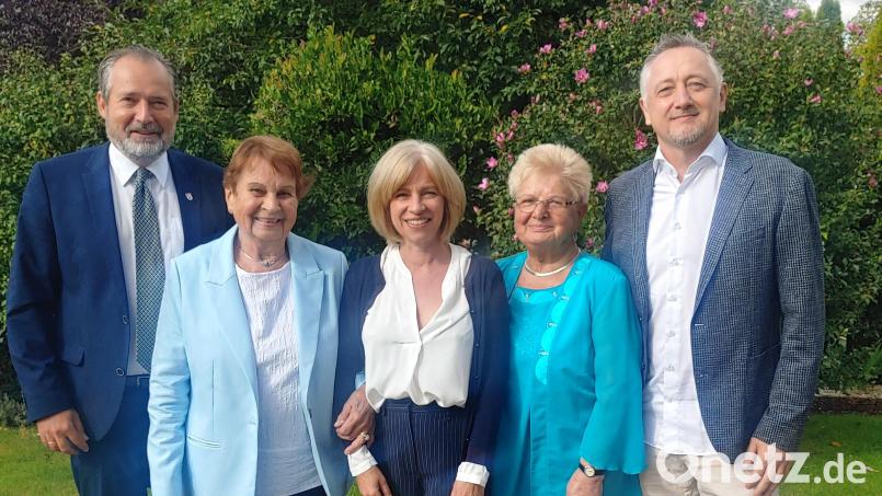 Bürgermeister Frank Zeitler gratuliert Jubilarin Brigitte Laqua (Zweite von links), die ihren 90. Geburtstag im Kreise ihrer Lieben feiert. Bild: Marko Pammer/exb