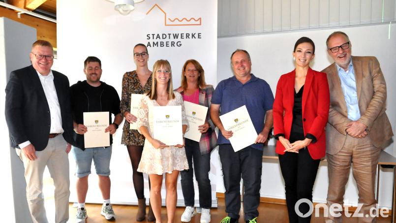 Der Oberbürgermeister der Stadt Amberg und Aufsichtsratsvorsitzende der Stadtwerke Amberg, Michael Cerny (links), ehrte zusammen mit dem Stadtwerke Amberg-Geschäftsführer Frank Backowies (rechts) und der Stadtwerke Amberg-Betriebsratsvorsitzenden Erika Termer (Zweite von rechts ) Mitarbeiter. Bild: Karoline Gajeck-Scheuck/exb
