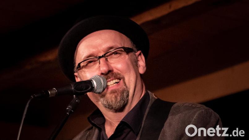 Hubert Treml, hier bei einem Auftritt am Schafferhof in Windischeschenbach, will, dass seine Musik &quot;schön&quot; klingt. Nicht &quot;neu&quot;, &quot;anders&quot; oder &quot;interessant&quot; - sie soll mitreißen und berühren. Archivbild: Peter Müller