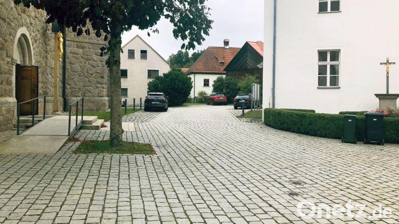 Am Sonntag, 8. Oktober, werden auf der Fläche zwischen Kirche und Pfarrheim Verkaufsbuden stehen. Dann nämlich ist Herbstmarkt in Falkenberg. Bild: wro