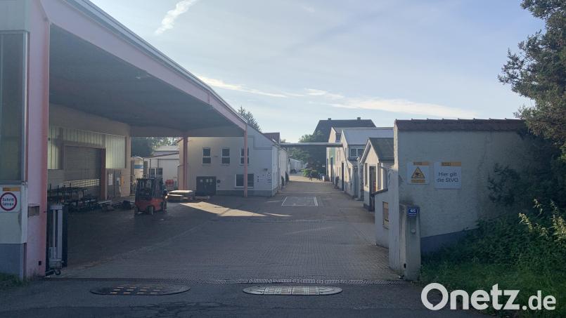 Dunkle Schatten legen sich über den Innenhof der Firma Lippert in Pressath. Die Stimmung der Mitarbeiter ist in diesen Tagen getrübt. Bild: Stefanie Roth