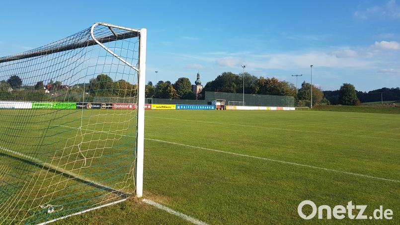Die geplante neue Flutlichtanlage auf den Sportplätzen der Spielvereinigung ermöglicht den Senioren, Jugendlichen und Kindern wesentlich bessere Trainingsmöglichkeiten als bislang. Im Hintergrund sind drei der auszuwechselnden Leuchten zu sehen. Bild: gi