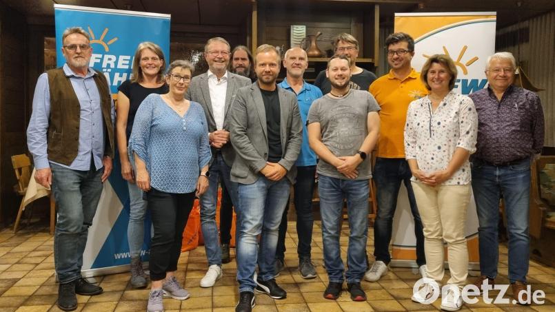 Nach den Neuwahlen bei den Freien Wählern: (von links) Horst Meidenbauer, Manuela Köller, Christine Ulmer, Hans Martin Grötsch, Marco Brunner, Bernhard Heinisch, Hans Scheibeck, Manuel Kempa, Christian Hirsch, Doris Lehnerer und Manfred Meier. Bild: Freie Wählergemeinschaft Königstein/exb