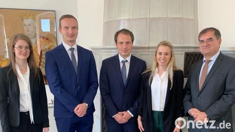 Sie verstärken künftig die Justiz im Landgerichtsbezirk Amberg (von links): Stephanie Gold, David Gold, Fabian Hoffmann und Verena Brandmeier. Landgerichtspräsident Stefan Täschner (rechts) hieß die neuen Kollegen willkommen. Bild: Uli Hübner/exb