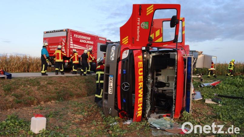 Der umgekippte Feuerwehrwagen liegt am Straßenrand. Bild: Seidl/zema-medien.de/dpa