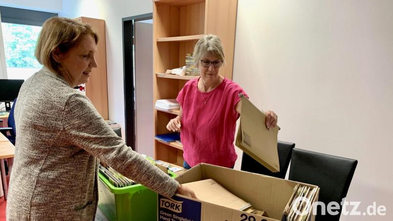 Im Bürgerbüro in Neustadt packt Annette Karl (links) gemeinsam mit Mitarbeiterin Elfi Gierlinger die Kisten. Bild: Gabi Schönberger