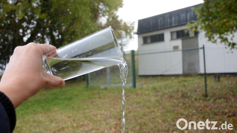 Die Muglhofer Gruppe sollte schon vor Jahren aufgelöst sein, Die Auseinandersetzung um die zukünftige Versorgung und die Aufteilung des Vermögens aber ist nicht abgeschlossen. Das Gebäude im Hintergrund zeigt den Wasserspeicher bei Muglhof. Archivbild: Gabi Schönberger