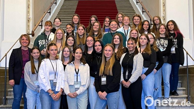 Das Maximilianeum in München besuchten die zehnten Klassen der Mädchenrealschule der Zisterzienserinnen in Waldsassen, im Bild mit MdL Anna Schwamberger. Bild: Verena Pentner/exb