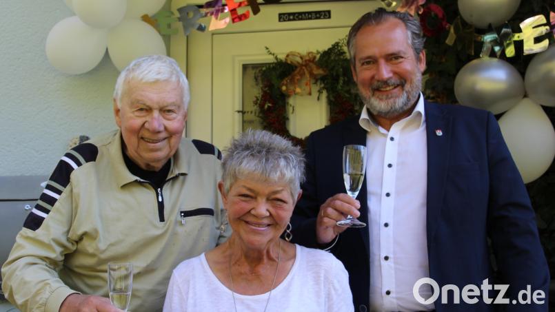 Bürgermeister Frank Zeitler gratuliert namens der Stadt Nabburg und erfährt im Gespräch mit dem Ehepaar Mallmann viel Interessantes aus dem bewegten Leben des Jubilars. Bild: bph