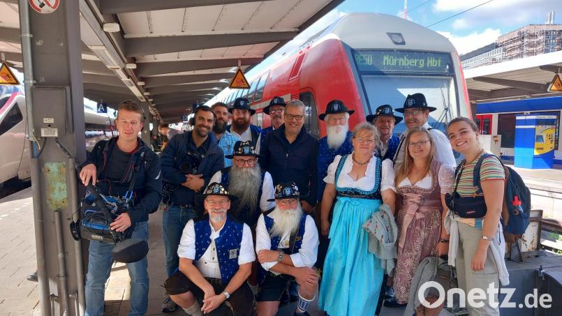 Die französische Journalistin Salomé Hénon-Cohin (rechts) hat Mitglieder des Bartclubs Ostbayern um Vize-Präsident Josef Nerb (4. von rechts) und Präsident Willi Preuß (Mitte gebeugt) zu einer Zugfahrt eingeladen, mit dabei war auch ihr Kamerateam. Bild: Ostbayerischer Bart- und Schnauzerclub 1996/exb