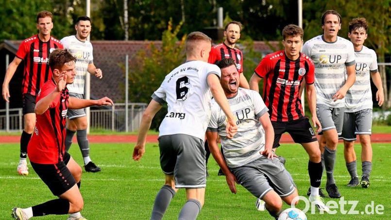 In dieser Szene wird Josef Rodler (Mitte) gefoult. Doch auch der SpVgg-Stürmer hatte nach dem Sieg in Hauzenberg beste Laune. Bild: Franken