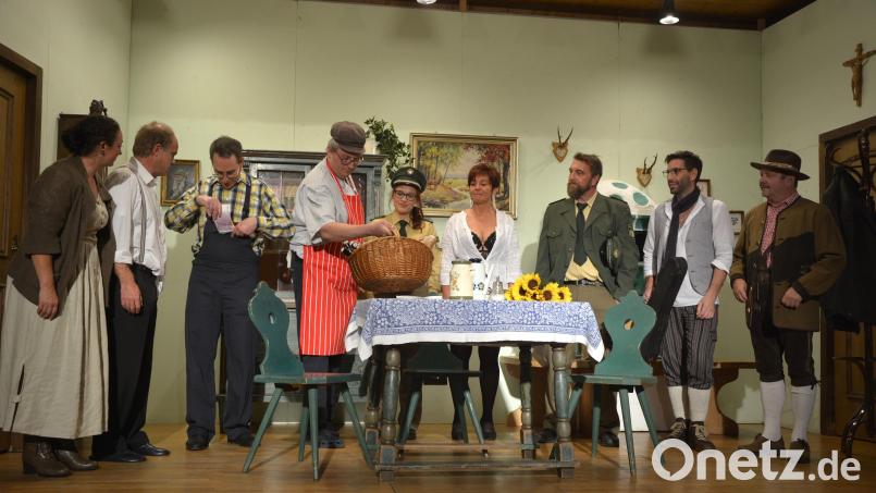 An vier bunten Abenden im vergangenen Jahr zeigten die Akteure des Pechlattenfixner Dorftheaters zuletzt ihr schauspielerisches Können. Auch heuer stehen die Laienspieler wieder auf der Bühne und zeigen lustige Einakter. Archivbild: jr