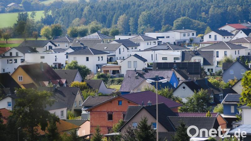 Die Irchenriether Dachlandschaft steht seit Jahren für ungebremste Bautätigkeit an der B 22, die der Gemeinde Hunderte von Neubürgern beschert hat. Bild: Gabi Schönberger