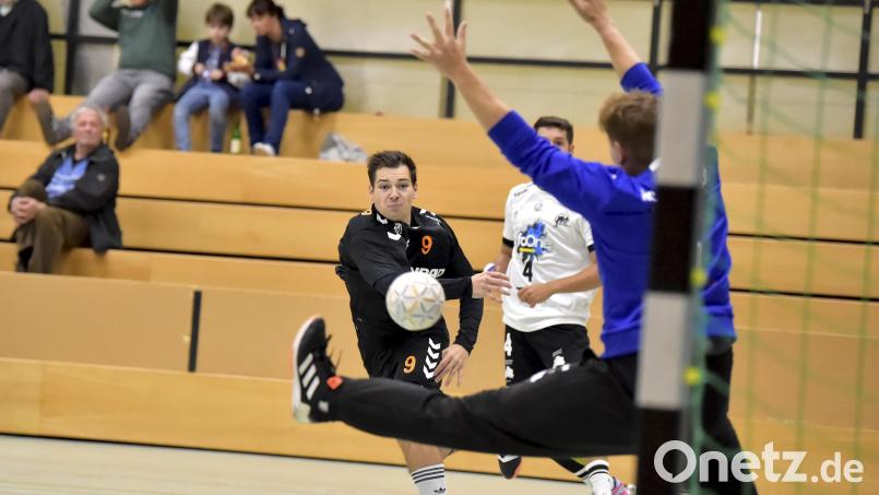 Sebastian Kistenpfennig (links) erzielte sechs Tore für die HG Amberg im Heimspiel gegen den HC Forchheim. In dieser Szene kann er Torhüter Kai Roth zum 20:16 überwinden. Michael Klingert (hinten rechts) von den Forchheimern kann nicht mehr eingreifen. Bild: Hubert Ziegler