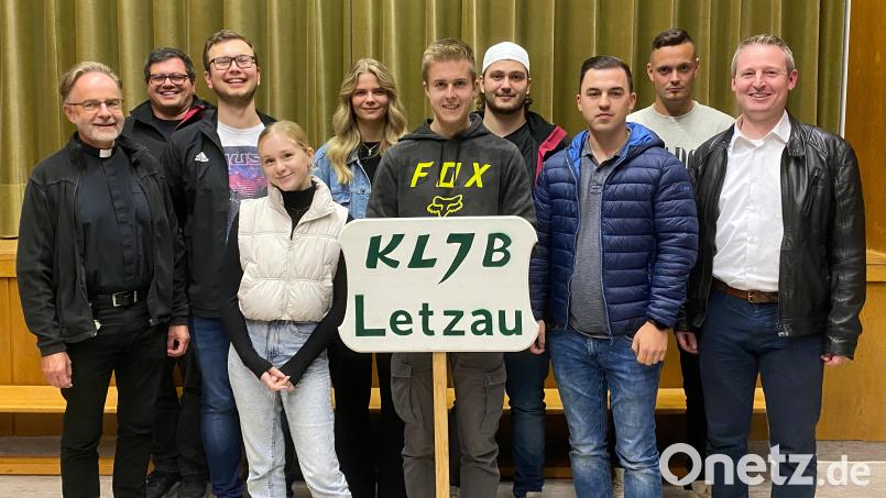 Der neue Vorstand der Landjugend-Gruppe mit Bürgermeister Johannes Kett (rechts) und Kaplan Wolfgang Weyer (links). Bild: exb/Landjugend