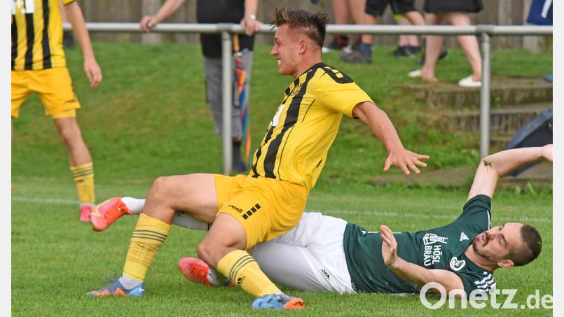 Einsatz, wie hier von Marco Kießling (grünes Trikot) im Spiel gegen die SpVgg Bayreuth II, wird am Dienstag (3. Oktober) nötig sein. Der SV Mitterteich empfängt um 15 Uhr Spitzenreiter SC 04 Schwabach. Archivbild: Gebert