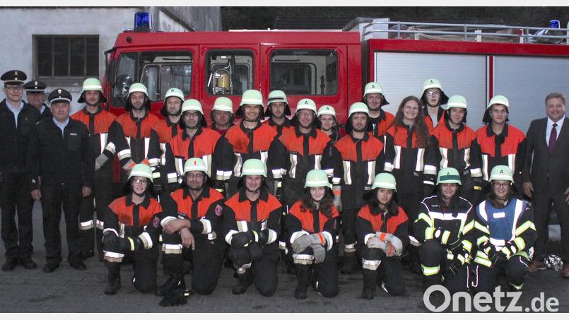 Eine hervorragende Leistung zeigt die Löschgruppe der Feuerwehr Utzenhofen bei der Prüfung. Dazu gratulieren Kreisbrand-Inspektor Armin Daubenmerkl, Kreisbrandmeister Alex Graf und Schiedsrichter Helmut Braun (von links) sowie Bürgermeister Stefan Braun (rechts). Bild: aun