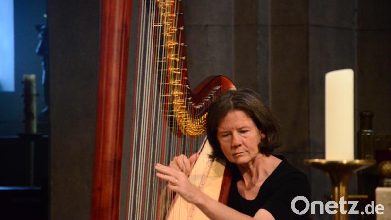Veronika Miller-Wabra beim Harfenspiel. Bild: Kunz