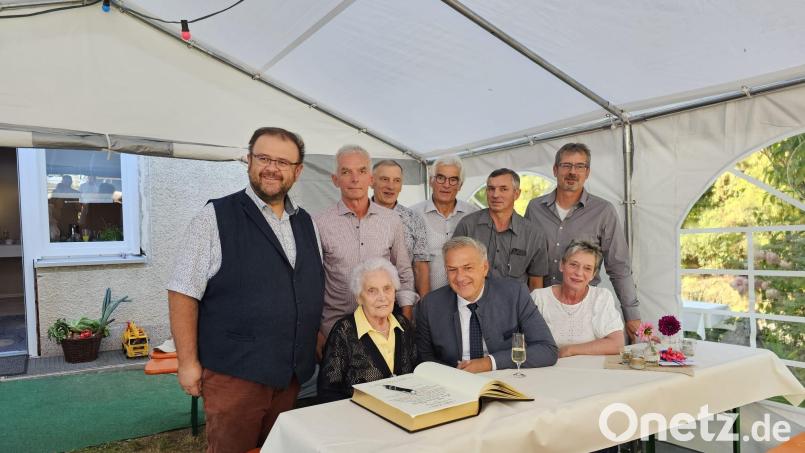 Ihren 100. Geburtstag feierte kürzlich Theresia Merkl (sitzend, links). Dabei trug sie sich auch in das Goldene Buch der Gemeinde Kastl ein. Ihr gratulierten Bürgermeister Hans Walter (links) sowie Landrat Roland Grillmeier (sitzend, Zweiter von links) sowie ihre sechs Kinder. Bild: Florian Merkl/exb
