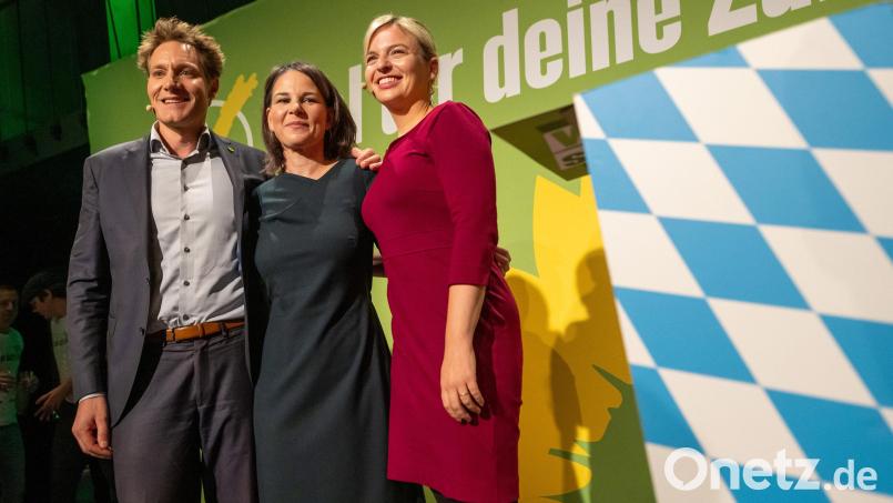Katharina Schulze (rechts) und Ludwig Hartmann (links), Landtags-Spitzenkandidaten für die bayerische Landtagswahl, und Bundesaußenministerin Annalena Baerbock beim kleinen Parteitag der bayerischen Grünen. Bild: Peter Kneffel