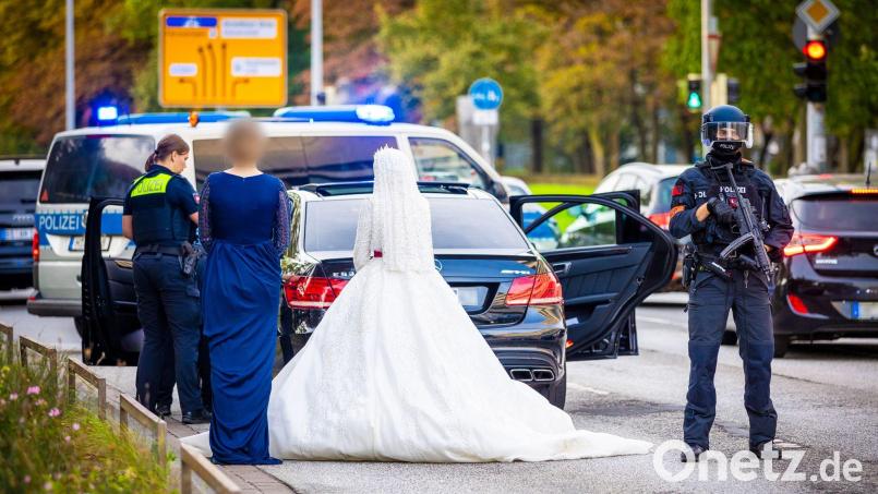 Polizisten kontrollieren Teilnehmer eines Hochzeitskorsos und ihre Fahrzeuge. Bild: Moritz Frankenberg/dpa