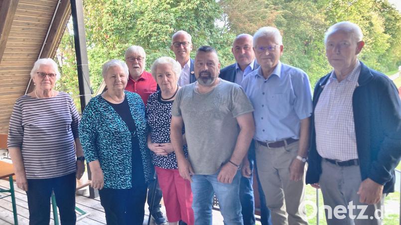 Einige wenige Jubilare nehmen bei der VdK-Jahreshauptversammlung persönlich ihre Urkunden entgegen: Johanna Schuster (links), Frieda Wagner (Zweite von links), Dietmar Pienkny (Mitte), Franz Siegert (Zweiter von rechts) und Adolf Rauscher (rechts). Ihnen gratulieren Vorsitzender Manfred Ruppert (Dritter von links), Kreisvorsitzende Marianne Kies-Baldasty (Vierte von links), Bürgermeister Bernhard Lindner (hinten Mitte) und HKA-Vorsitzender Georg Götz (Dritter von rechts). Bild: tat