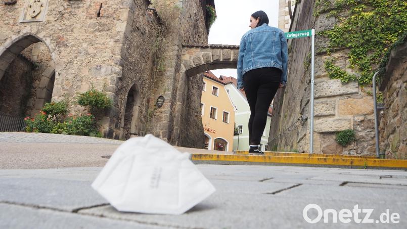 Vielerorts liegt sie noch herum wie hier vor den Toren der Nabburger Altstadt: die FFP-2-Maske. Doch ob man sie in diesem Winter gänzlich hinter sich lassen kann, bleibt abzuwarten. Bild: bl