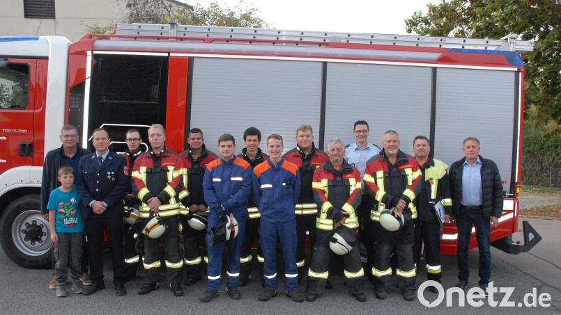 Aktive der Feuerwehr Schmidmühlen bestehen die Leistungsprüfung. Ihnen gratulieren die beiden Bürgermeistern Peter Braun (links) und Mathias Huger (rechts) sowie Kreisbrandinspektor Armin Daubenmerkl (Vierter von rechts) und Kreisbrandmeister Alexander Graf (Zweiter von rechts). Bild: pop