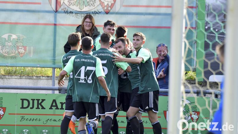 Riesenjubel war der Jubel bei den Spielern der DJK Ammerthal nach dem Siegtreffer durch Andre Karzmarczyk (hinten, verdeckt). Bild: Hubert Ziegler