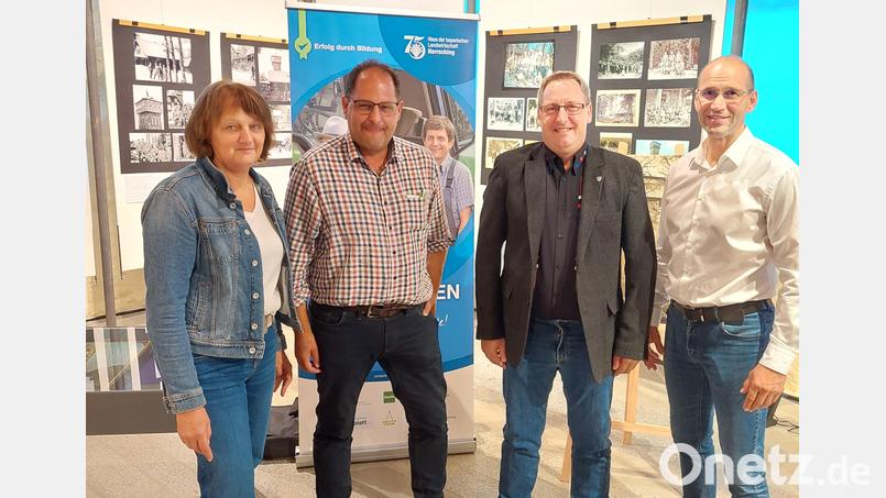 Bezirksbäuerin Rita Götz, Max Zintl, Alois Mühlbauer und Präsident Ely Eibisch (von links) verweisen auf das wichtige Angebot der Bildungsveranstaltungen im Bayerischen Bauernverband. Bild: Bayerischer Bauernverband Hauptgeschäftsstelle Oberpfalz