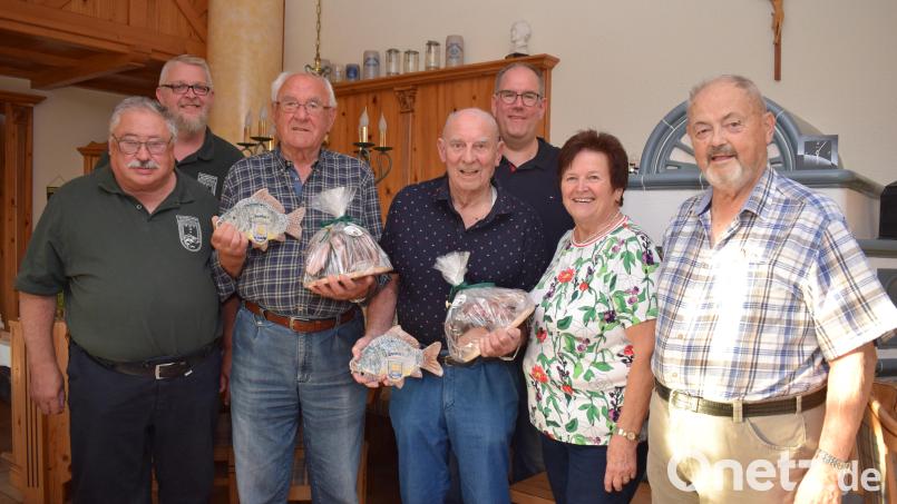 Seit 50 Jahren verbringen die Rheinländer Norbert Schreer (im Bild Dritter von links) und Georg Finck (Vierter von links) einen Anglerurlaub in Trausnitz. Für diese langjährige Treue bedankten sich die Wirtsleute Juliane und Hubert Pröls und die Vorstände des Fischereivereines Trausnitz, Peter Babl und Michael Jäger, mit kleinen Geschenken. Bild: bnr