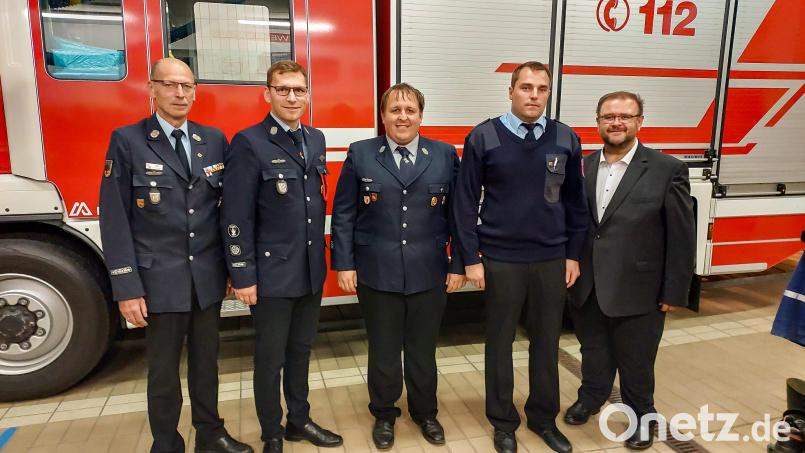 Bürgermeister Hans Walter (rechts) und Kreisbrandmeister Alois Schindler (von links) gratulierten der neuen Führungsriege mit Stellvertretendem Kommandant Tobias Rodler, Kommandant Dominik Kugler und Stellvertretendem Kommandant Matthias Schinne. Bild: Gemeinde Kastl bei Kemnath/exb
