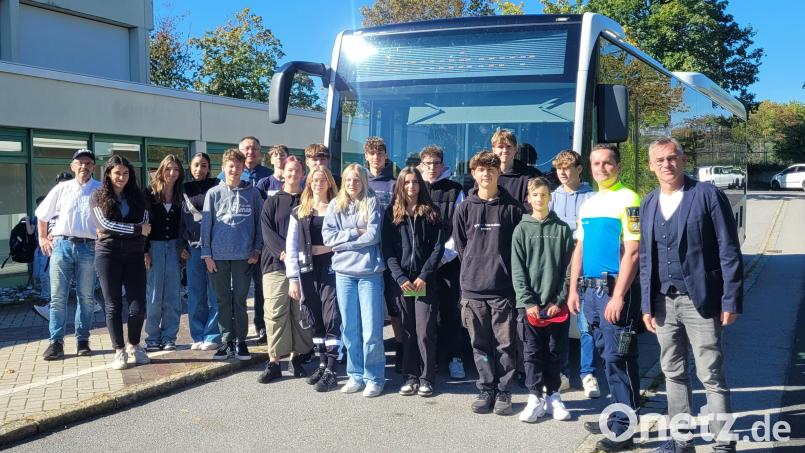 Die Ausbildung der Buslotsen ist an der Krötenseeschule ein wichtiger Beitrag zur Schulwegsicherheit. Der Meinung waren unter anderem Rektor Peter Danninger und Polizeiobermeister Philipp Böhme (von rechts). Bild: pad