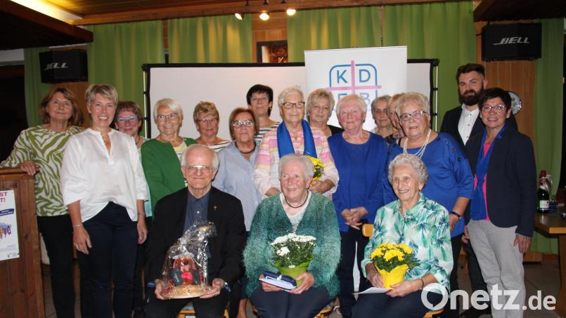 Stellvertretende Bezirksleiterin Inge Trottmann und Vorsitzende Stefanie Hetz (von links) ehren zahlreiche Mitglieder für ihre langjährige Treue zum Neustädter Frauenbund. Stadtpfarrer Josef Häring (sitzend, links) erhielt ein Präsent zu seinem 70. Geburtstag. Bild: prh