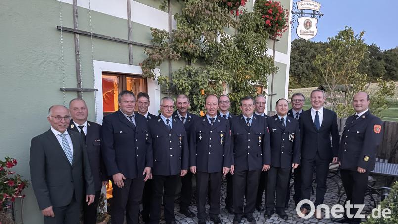 Feuerwehrmänner der Wehren Letzau, Edeldorf und Roschau wurden für 40 und 25 Jahre aktiven Dienst ausgezeichnet. Bild: Gemeinde Theisseil/exb