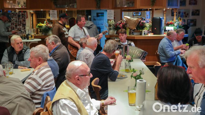 Beim Erras in Raigering war am Samstagabend noch mal richtig viel los. Bild: Wolfgang Steinbacher
