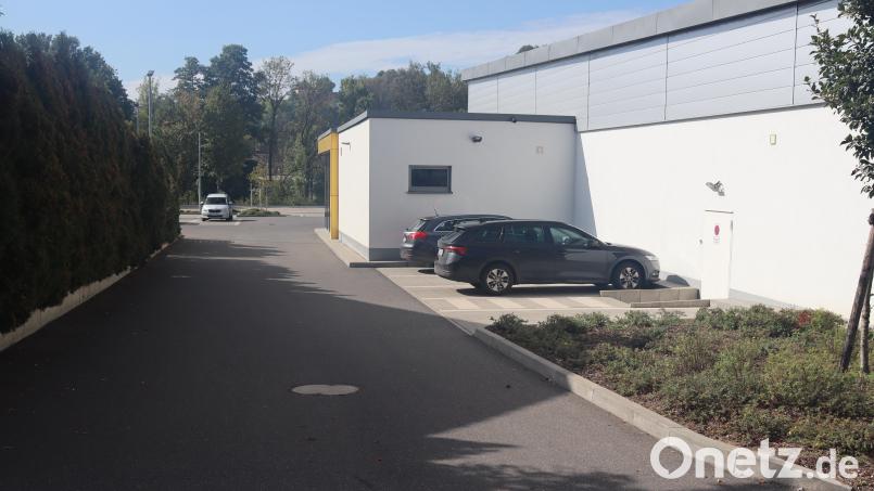 Auf einem dieser Parkplätze auf dem Gelände des Netto-Supermarkts will die Deutsche Post eine DHL-Packstation errichten. Der Marktgemeinderat Rieden sieht diesen Bereich jedoch kritisch und will über einen Alternativstandort verhandeln. Bild: mrr
