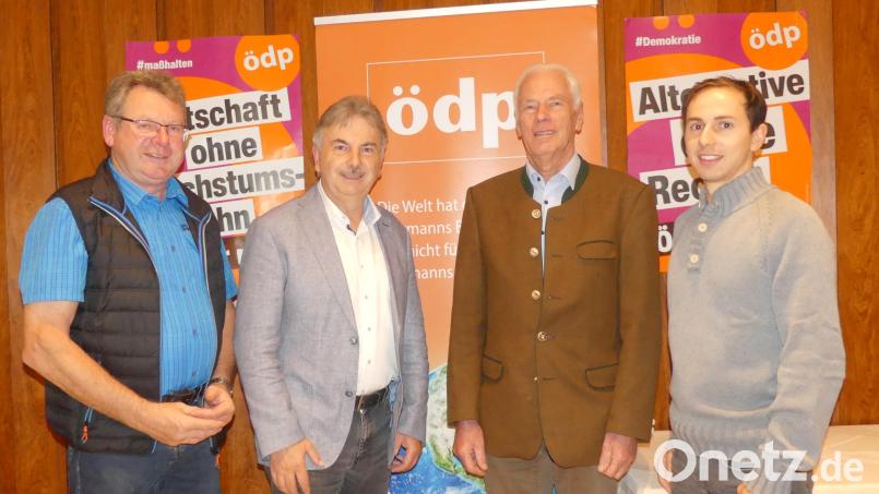 Skizzieren beim Wahlkampfabschluss nochmals ihre Ziele: Bezirkstagsdirektkandidat Martin Prey, Landtagsdirektkandidat Alfred Damm sowie die Landtagslistenkandidaten Arnold Kimmerl und Felix Sailer (von links). Bild: Alfred Damm/exb
