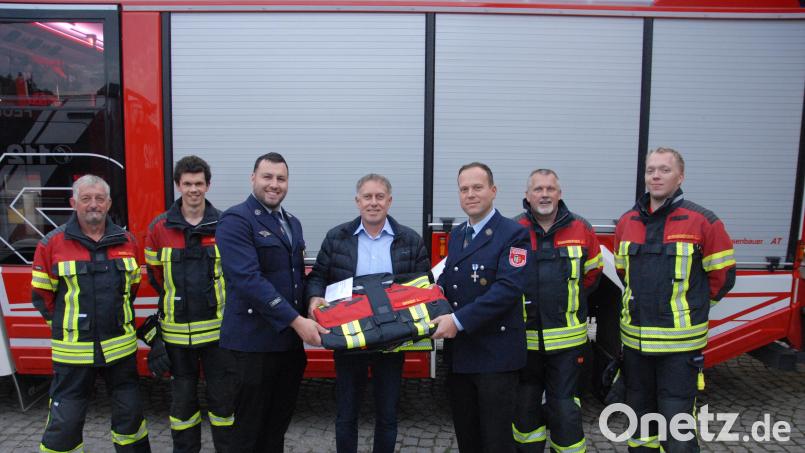 Dritter Bürgermeister Mathias Huger übergibt an die beiden Kommandanten der Feuerwehr Schmidmühlen, Julian Decker und Christian Renghart, die neuen Schutzanzüge. Bild: pop