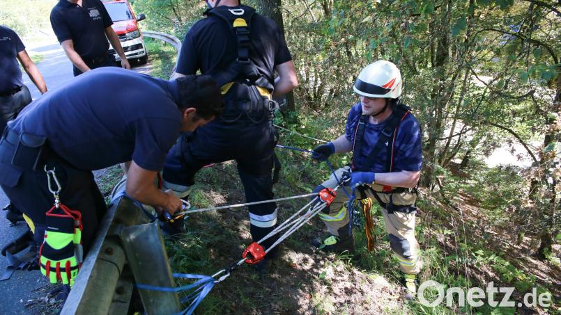 Auch ein Praxis-Teil zur Absturzsicherung gehörte zum Programm des Feuerwehr-Ausbildungstags im Landkreis Amberg-Sulzbach. Bild: egl