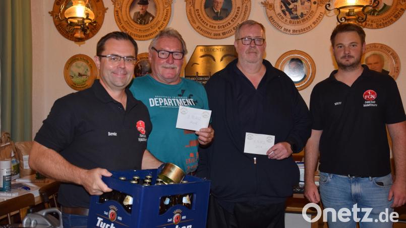 Fanclub-Vorsitzender Christian Wittmann (rechts) gratuliert dem erstplatzierten Karl Wiendl (Zweiter von rechts) zu seinem Gewinn. Den zweiten Platz sichert sich Reinhard Hübner (Dritter von rechts). Den Trostpreis gibt es für Bernhard Lindner, den stellvertretenden Vorsitzenden der Club-Fans. Bild: fla
