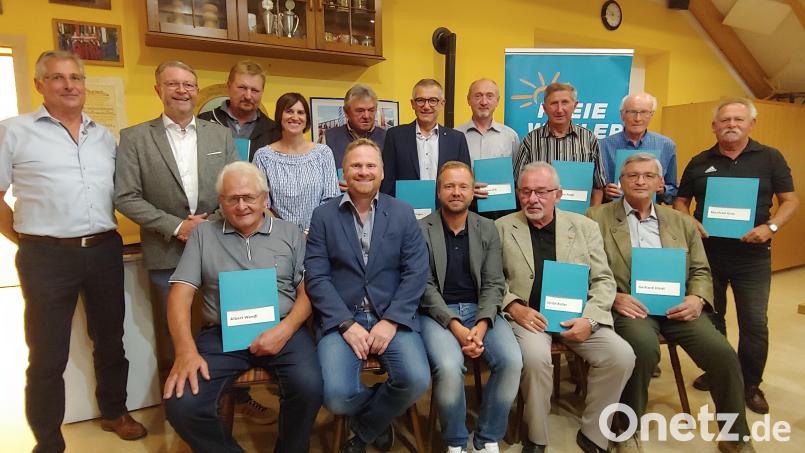 Die Freien Wähler aus Freudenberg zeichnen langjährige Mitglieder aus. Bild: Reiner Wiedenbauer/exb