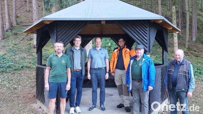 OWV Vorsitzender Robert Graf, Markus Kurz vom Naturparkverein Oberpfälzer Wald, Bürgermeister Konrad Kiener, Simon Schmidt (Bayerische Staatsforsten) sowie die OWV-Mitglieder Erwin Hartinger und Albert Stangl (von links) freuen sich über die gelungene Sanierung der Schutzhütte. Bild: Geitner/exb
